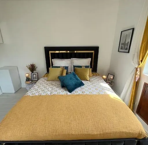 Xxxxxx Apartment Versailles